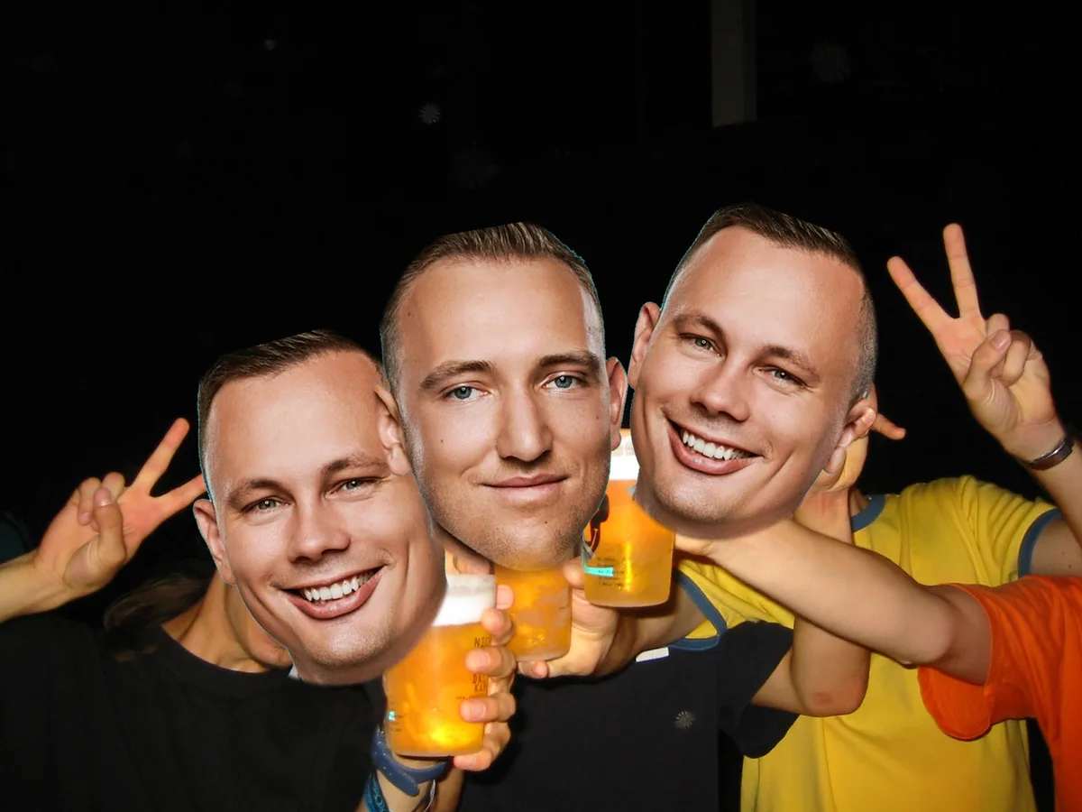 Tři Petrové a Honzové s pivem