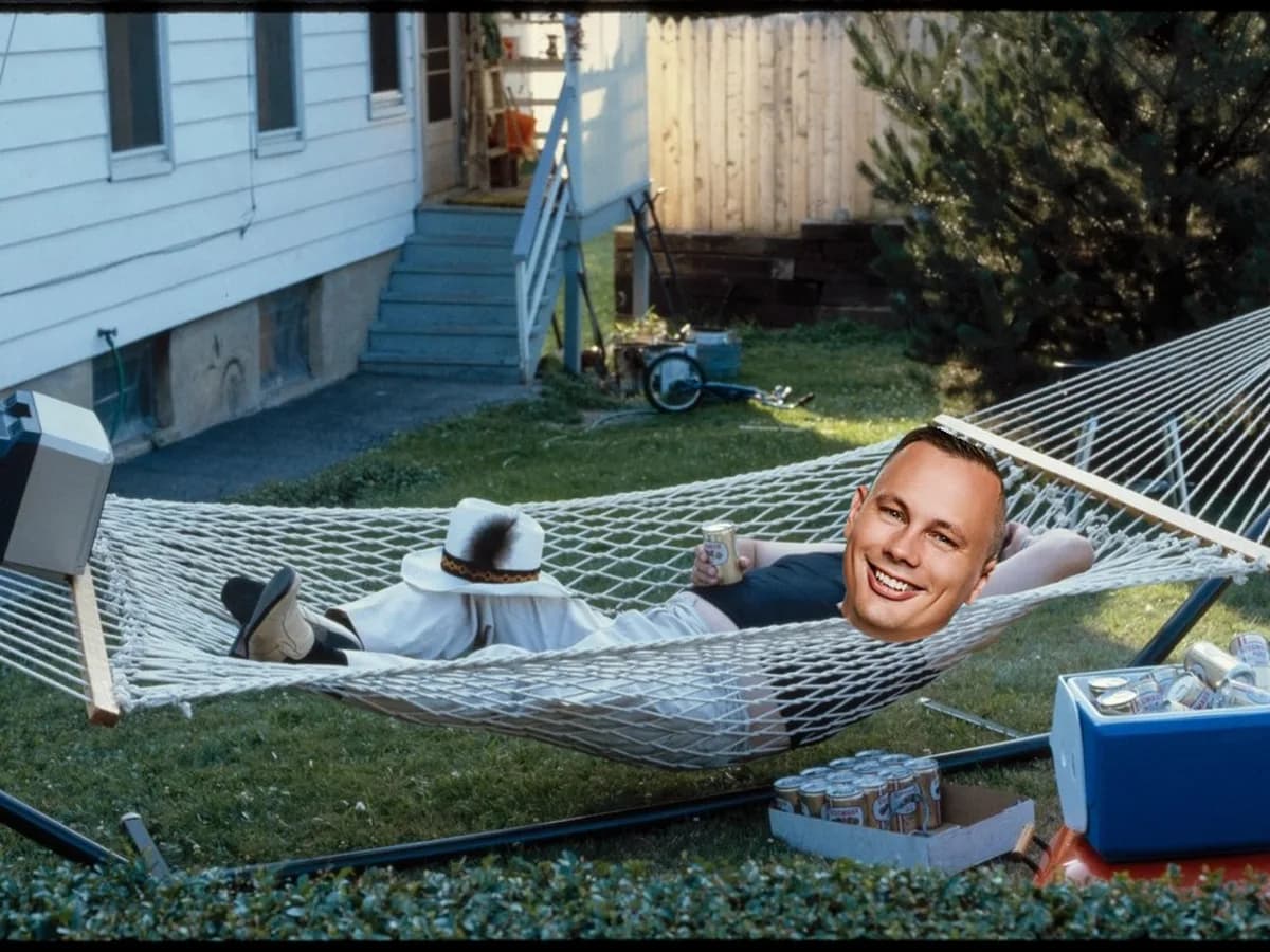 Petr v houpací síti na zahradě